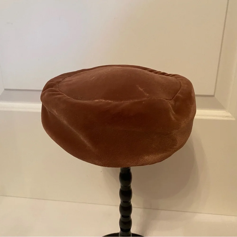 MADCAPS VINTAGE HAT PILLBOX BROWN PLUSH VELOUR FEEL ONE SIZE OS CHURCH MOB WIFE